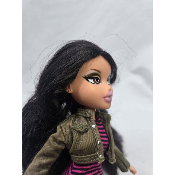 Bratz Jade 10th Anniversary Fashion Doll - Picture 4 of 14